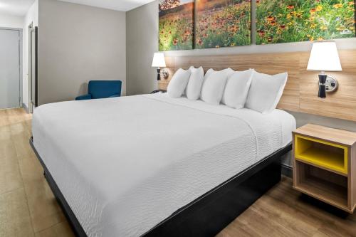 Days Inn & Suites by Wyndham DeSoto - image 42