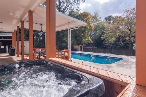 Pool and Hot Tub Oasis with Coastal Vibes Near AU – khách sạn tại Anderson