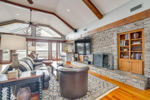 Lakefront Malakoff Home Private Dock and Decks! in Malakoff, USA