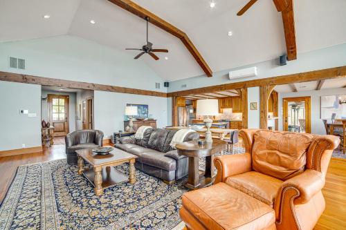 Lakefront Malakoff Home Private Dock and Decks! in Malakoff, USA