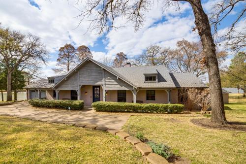 Stunning Lakefront Malakoff Home w/ Dock & Deck in Corsicana (Texas)