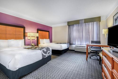 2 queen beds