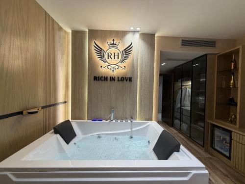 ห้องน้ำ, Rich Hotel in โปกราเดซ