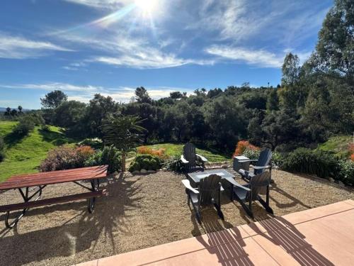 10 Acre Wine Farmhouse • Patio • Fire Pit • Grill