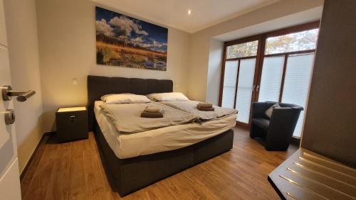 1 king bed, 1 sofa bed