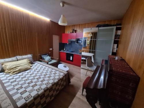Quiet studio ideal for couples