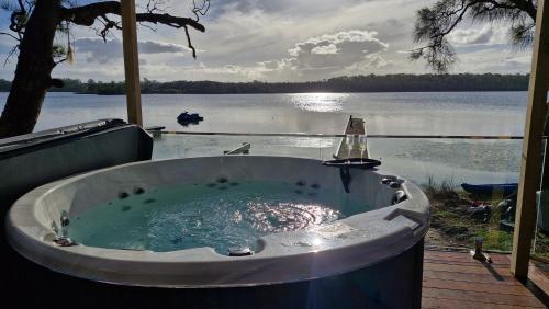 Hot tub, Jerrinja - Absolute waterfront with jetty - 5 mins to Hyams Beach in Erowal Bay