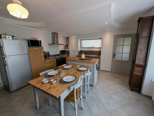 Gîte rénové XVIIIème siècle, animaux acceptés, jardin clôturé - FR-1-583-452 (Gite renove XVIIIeme siecle, animaux acceptes, jardin cloture - FR-1-583-452) in Lavigney