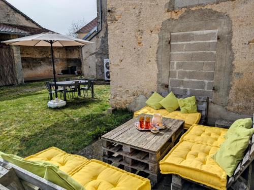 Gîte rénové XVIIIème siècle, animaux acceptés, jardin clôturé - FR-1-583-452 (Gite renove XVIIIeme siecle, animaux acceptes, jardin cloture - FR-1-583-452) in Lavigney