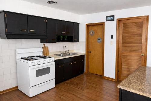 Location! Location! 2bd 1bth spacious apartment! in Bridgeport