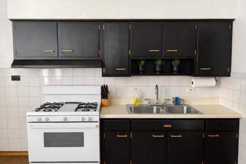 Location! Location! 2bd 1bth spacious apartment! in Bridgeport