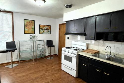 Location! Location! 2bd 1bth spacious apartment! in Bridgeport