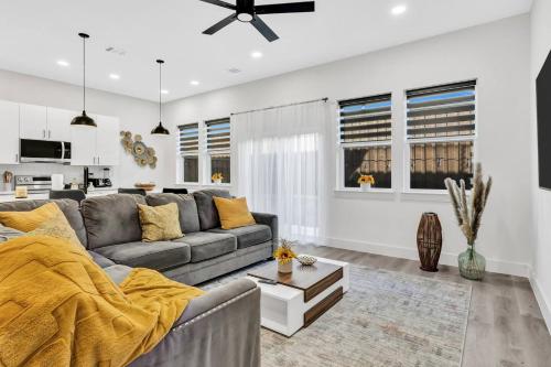 Dallas Escape w/ Rooftop + Yard • Sleeps 10 in Love Field Airport
