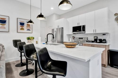 Dallas Escape w/ Rooftop + Yard • Sleeps 10 in Love Field Airport