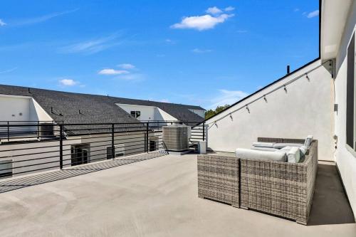 Dallas Escape w/ Rooftop + Yard • Sleeps 10 in Love Field Airport