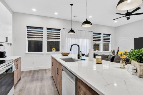 Dallas Escape w/ Rooftop + Yard • Sleeps 10 in Love Field Airport