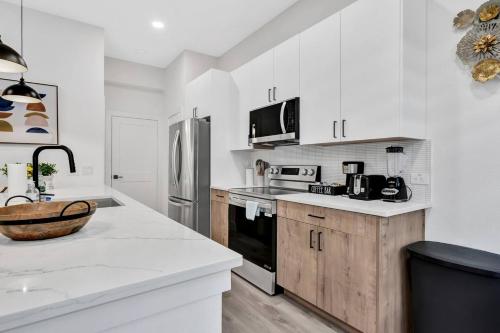 Dallas Escape w/ Rooftop + Yard • Sleeps 10 in Love Field Airport