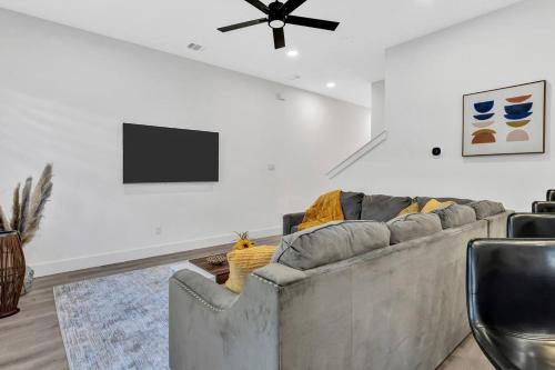 Dallas Escape w/ Rooftop + Yard • Sleeps 10 in Love Field Airport