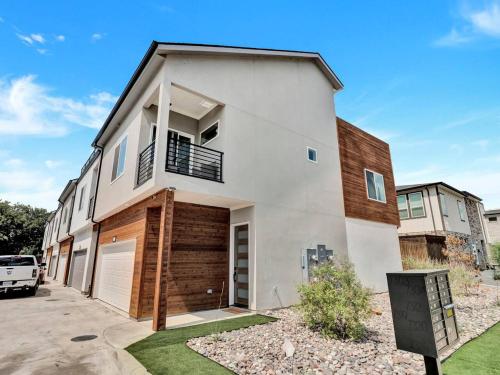 Dallas Escape w/ Rooftop + Yard • Sleeps 10 in Love Field Airport