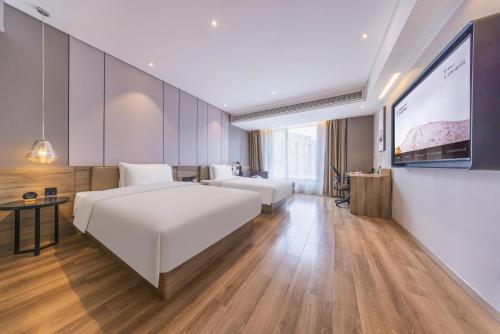 1 double bed, 1 twin bed