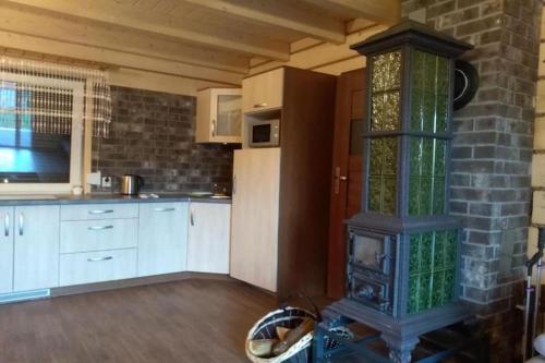 virtuve, Holiday homes with fireplaces, playground in Mocki