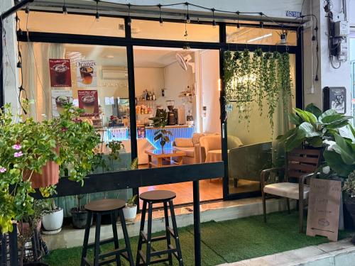 Restaurant, Lawans Hostel near Pattaya Kart Speedway