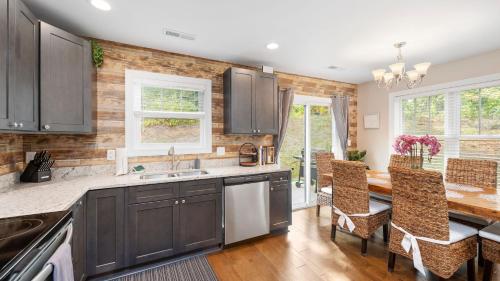 Willow Sycamore by AvantStay 6 Mins to Downtown in Asheville, USA