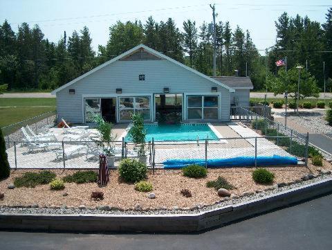 Yüzme havuzu, Bells Melody Motel in Mackinaw City Center