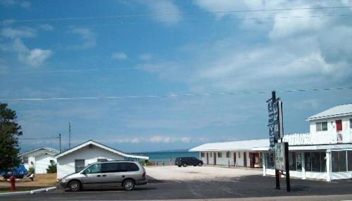 Tesis özellikleri, Bells Melody Motel in Mackinaw City Center