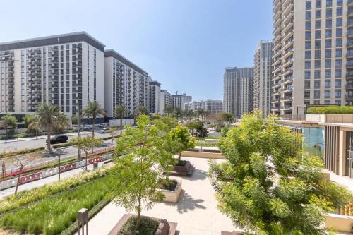 Free housekeeping visits during your stay - StayShort - Modern & Cozy Dubai Hills Retreat Sleeps 4 Great Location - image 6