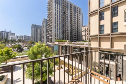 Free housekeeping visits during your stay - StayShort - Modern & Cozy Dubai Hills Retreat Sleeps 4 Great Location - image 9