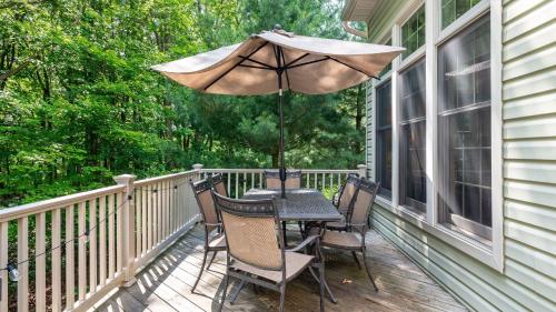 Highland Hideaway by AvantStay Group Poconos Retreat w Patio Game Room in Lake Harmony, USA
