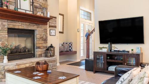 Highland Hideaway by AvantStay Group Poconos Retreat w Patio Game Room in Lake Harmony, USA