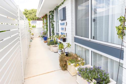 Shabby Chic Shack - 2 Bedroom Beach Cottage - Yanchep