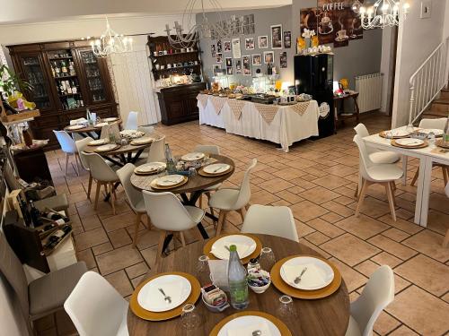 餐廳, Osteria del Cavaliere B&B e Maneggio in 薩克羅法諾