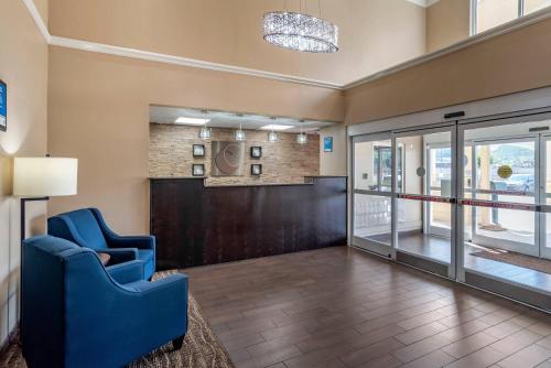 Comfort Inn Airport - image 32