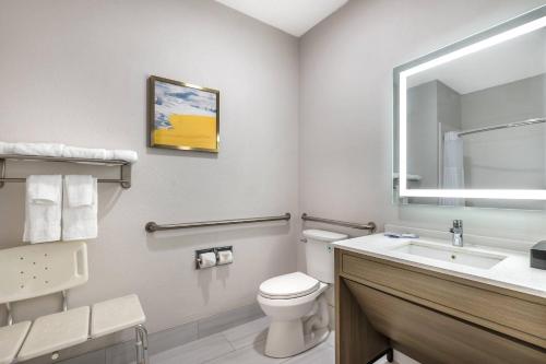 AmericInn by Wyndham Davenport - image 35
