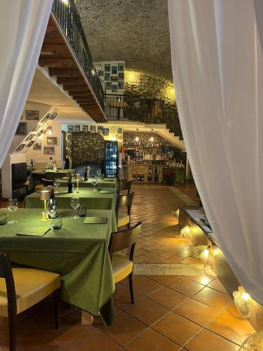 餐廳, Osteria del Cavaliere B&B e Maneggio in 薩克羅法諾