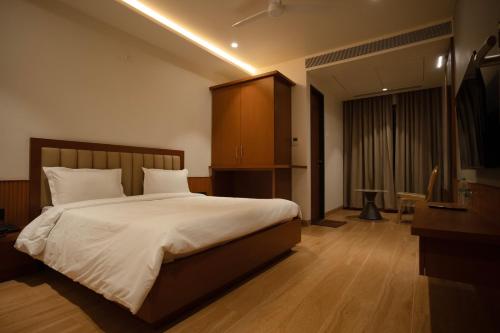 Hotel The Rajaji Restaurant and Rooms in Wadgaon