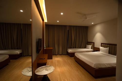 Hotel The Rajaji Restaurant and Rooms in Wadgaon