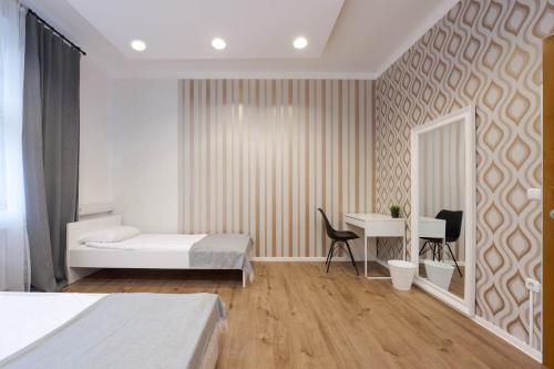 ROYAL ROOMS*** – Ljubljana, NY