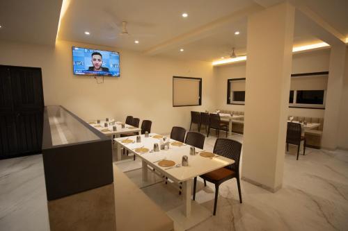 Restorāns, Hotel The Rajaji Restaurant and Rooms in Wadgaon
