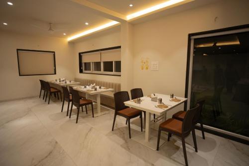 Restorāns, Hotel The Rajaji Restaurant and Rooms in Wadgaon