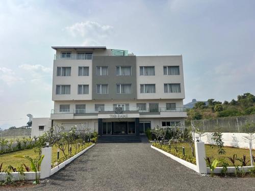 Dārzs, Hotel The Rajaji Restaurant and Rooms in Wadgaon