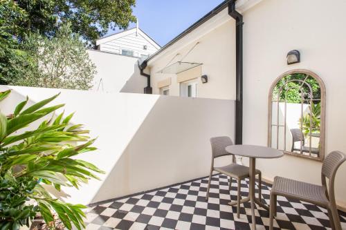Boutique Studio with Balcony in Perfect Location - image 9