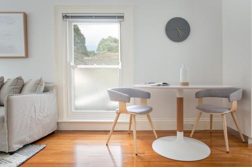 Boutique Studio with Balcony in Perfect Location - image 8