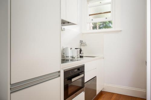 Boutique Studio with Balcony in Perfect Location - image 5