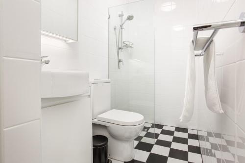 Boutique Studio with Balcony in Perfect Location - image 10