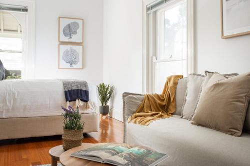 Boutique Studio with Balcony in Perfect Location - image 8