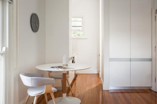 Boutique Studio with Balcony in Perfect Location - image 7